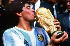 Dres, v němž dal Maradona gól "boží rukou", může stát více než 40 milionů korun