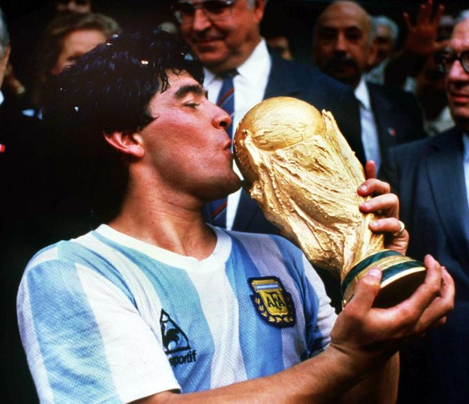 Argentinec Diego Maradona s trofejí pro vítěze fotbalového MS 1986