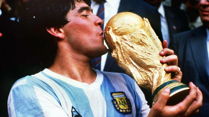 Argentinec Diego Maradona s trofejí pro vítěze fotbalového MS 1986