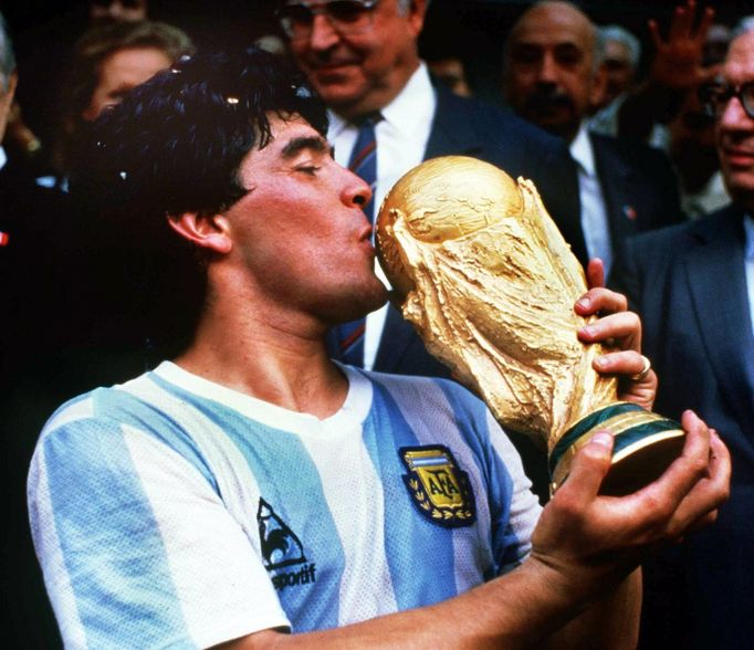 Argentinec Diego Maradona s trofejí pro vítěze fotbalového MS 1986