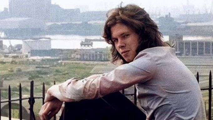 Ve skladbě The Thoughts of Mary Jane s refrénem hraným flétnou zpívá Nick Drake dvojznačně o marihuaně a tajuplné ženě.