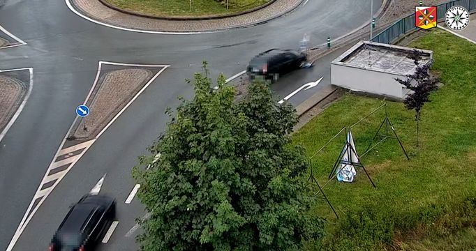Opila žena nabourala na kruhovém objezdu i na rovince, policie pomalu nedokázala ani nadýchat.