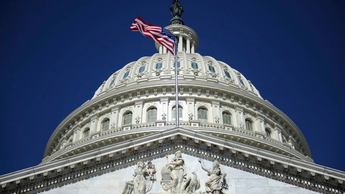 Kapitol, budova amerického Kongresu, v němž hrozí zavládnout chaos.