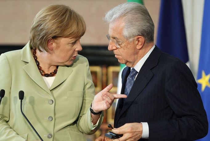 Italský premiér Mario Monti během rozhovoru s německou kancléřkou Angelou Merkelovou. (Řím, 22. června 2012)