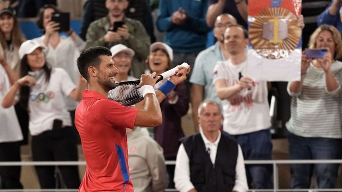 Djokovič a jeho klasická oslavná hra na raketu