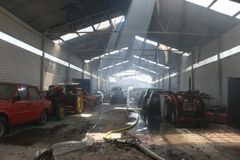 Požár poničil 22 historických vozidel. Halu na Prostějovsku někdo možná zapálil