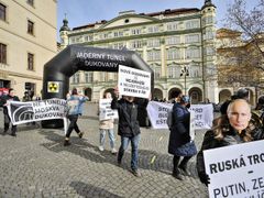 Zástupci nevládních organizací 14. dubna 2021 protestovali proti přijetí zákona označovaného jako lex Dukovany.