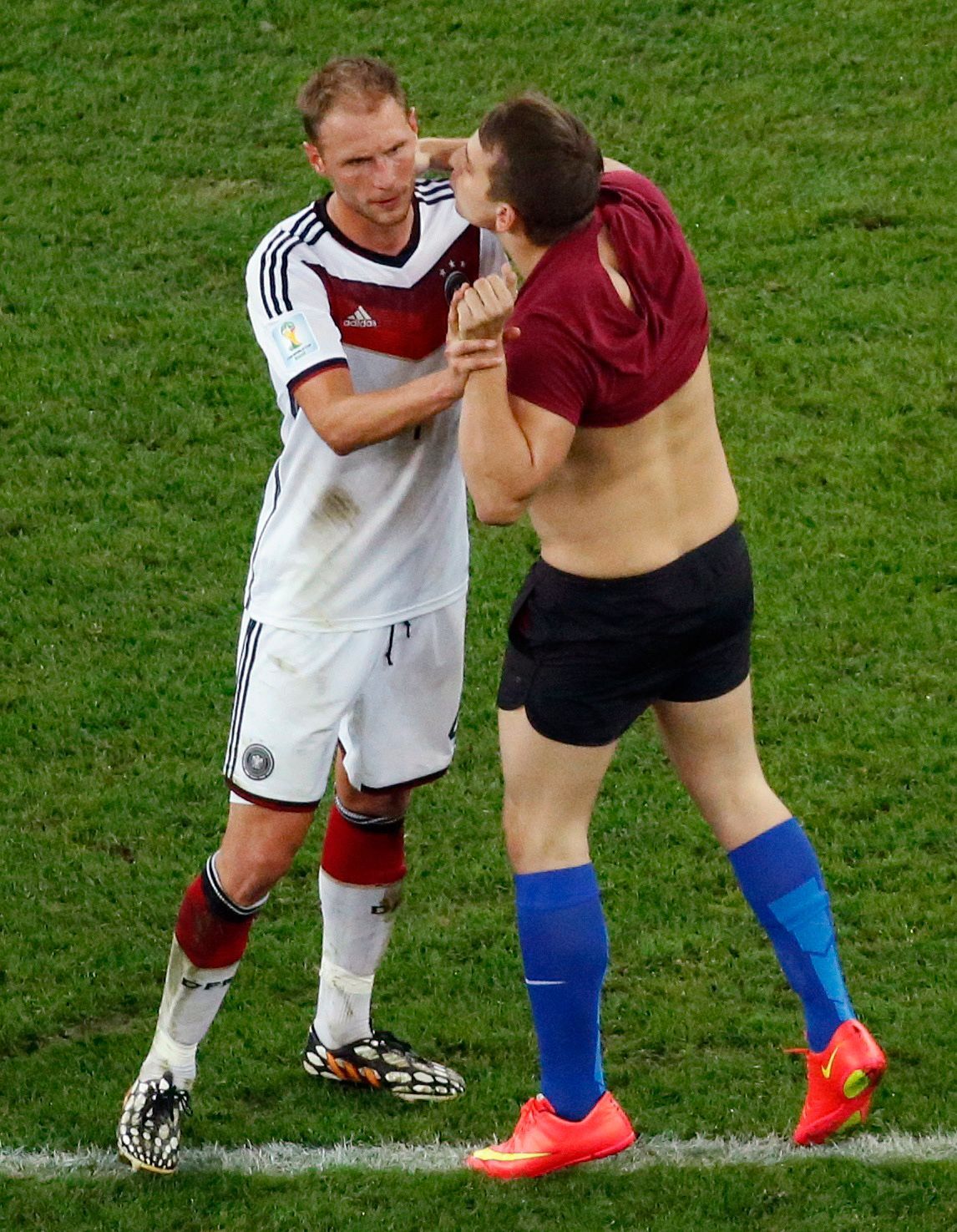 MS 2014, Argentina-Německo: výtržník se snaží políbit Benedikta Höwedese