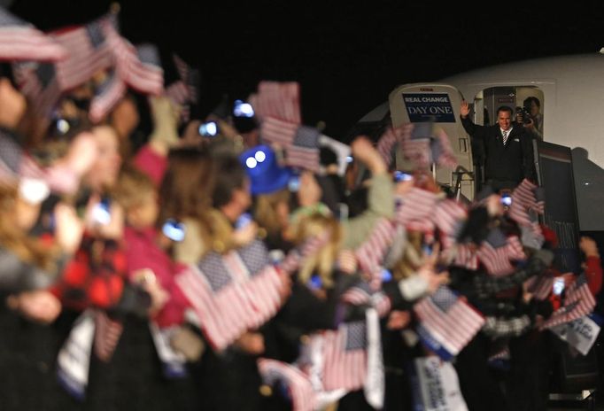 U.S. Republican presidential nominee and former Massachusetts Governor Mitt Romney steps off his airplane for a campaign rally in Newport News, Virginia, November 4, 2012. REUTERS/Jim Young (UNITED STATES - Tags: POLITICS ELECTIONS USA PRESIDENTIAL ELECTION) Published: Lis. 5, 2012, 3:40 dop.