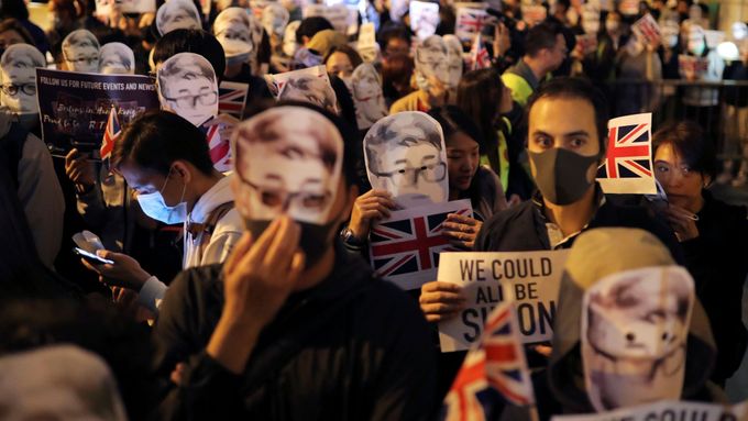 Protivládní protest v Hongkongu. Lidé měli masky Simona Chenga, který zmizel při cestě do Číny.