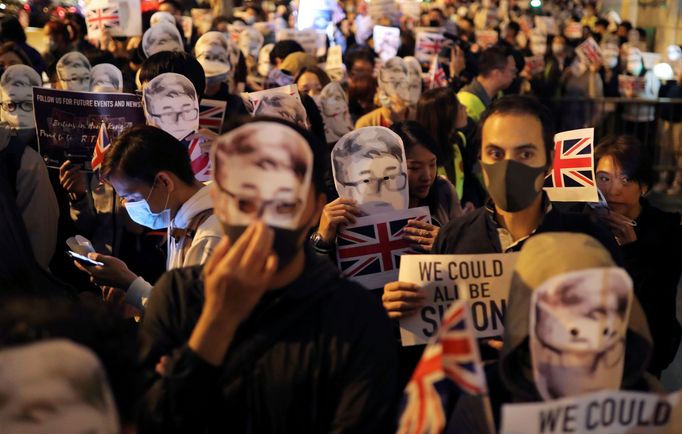 Protivládní protest v Hongkongu. Lidé měli masky Simona Chenga, který zmizel při cestě do Číny.