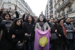 Policie našla v Paříži tři Kurdky s prostřelenou hlavou