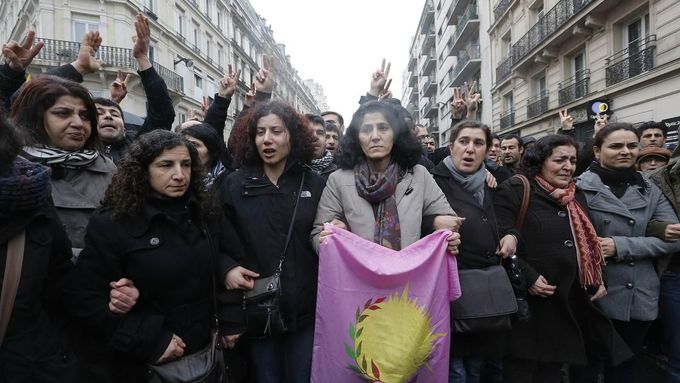 Kurdové protestují v ulicích Paříže.