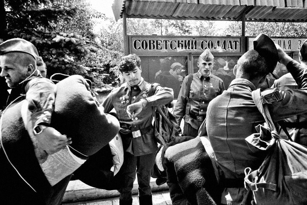 Jednorázové užití / Fotogalerie / Odchod ruských vojáků z Československa na jedinečných snímcích českých fotografů