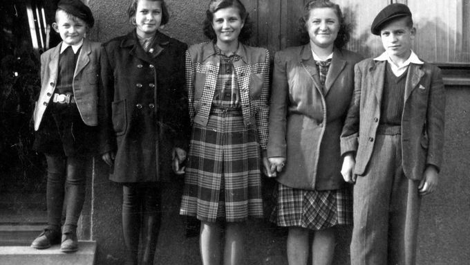 Pět ze 17 přeživších lidických dětí v roce 1947 v Kročehlavech. Zleva: Václav Zelenka, Věra Vokatá, Marie Doležalová, Marie Hanfová, Václav Hanf.