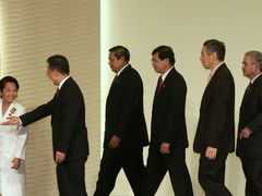 Račte, madam, až po vás. Čínský premiér Wen Ťia-pao dává přednost filipínské prezidentce Glorii Macapagalové-Arroyové