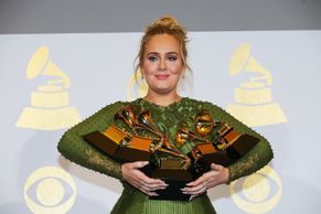 Fotky: Slzy dojetí Adele, poražená Beyoncé i kritika Trumpa. Takové byly ceny Grammy