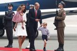 Při první oficiální návštěvě Polska doprovázejí prince Williama a vévodkyni Kate i jejich děti: dvouletá Charlotte a její bratr George, který v sobotu oslaví čtvrté narozeniny. Polská prezidentská kancelář se pochlubila, že v paláci Belweder, kde bude návštěva ubytována, připravila i hračky a skluzavky.