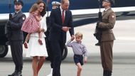 Při první oficiální návštěvě Polska doprovázejí prince Williama a vévodkyni Kate i jejich děti: dvouletá Charlotte a její bratr George, který v sobotu oslaví čtvrté narozeniny. Polská prezidentská kancelář se pochlubila, že v paláci Belweder, kde bude návštěva ubytována, připravila i hračky a skluzavky.