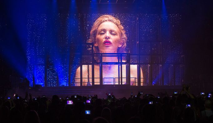 Snímek z koncertu Kylie Minogue v pražské O2 areně z listopadu 2014.