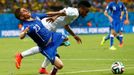 Italy's Marco Verratti (L) and England's Raheem Sterling fight for the ball during their 2014 World Cup Group D soccer match at the Amazonia arena in Manaus June 14, 2014