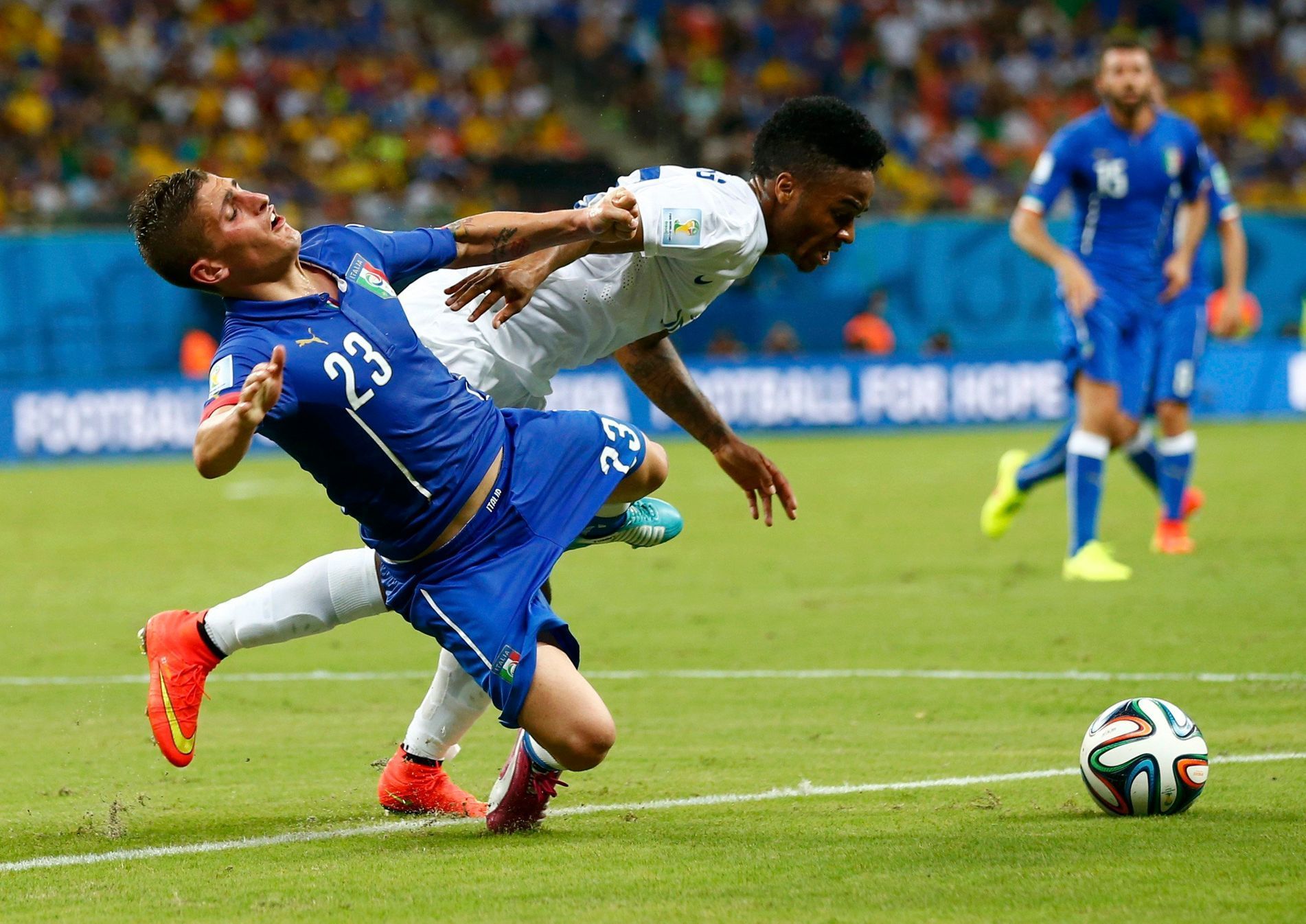 Italy's Verratti and England's Sterling fight for the ball during their 2014 World Cup Group D soccer match at the Amazonia arena in Manaus
