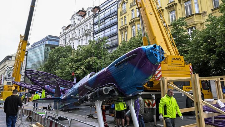 První spitfire s křídly se chystá na Máj. Dělníci začali instalovat Černého plastiku