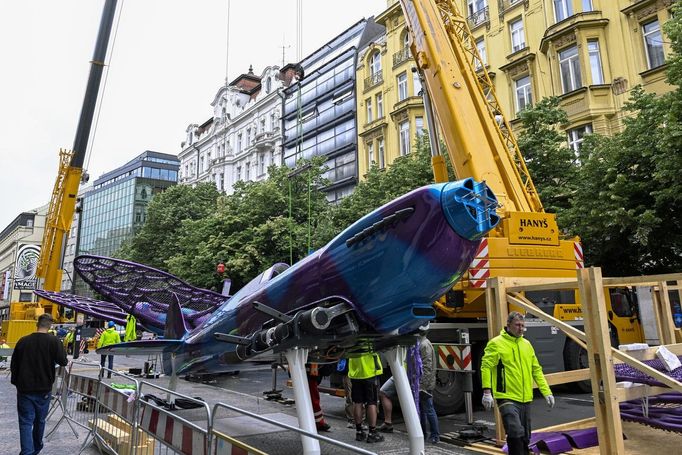 Dělníci začali v sobotu 18. května na pražské Národní třídě s instalací první ze dvou pohyblivých plastik na fasádu opraveného obchodního domu Máj.