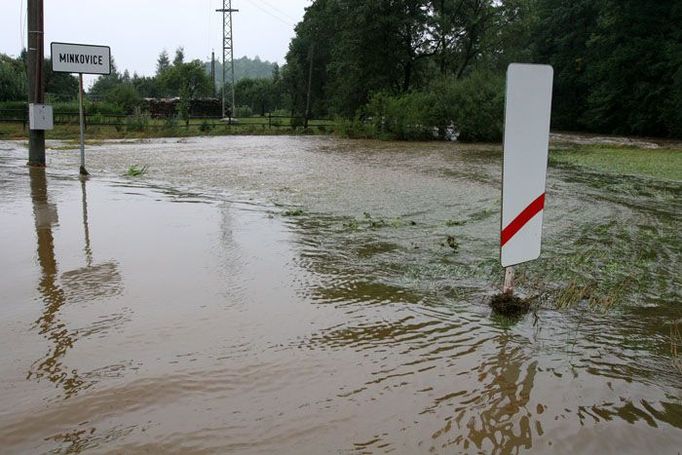 Řeka Smědá už zaplavila i místní železnici.