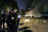 Grigny - Franouzská policejní hlídka poblíž obytné budovy v Grigny na jihu Paříže, 11.noc nočních nepokojů. Prezident Chirac vyzval k obnovení pořádku v zemi, poté co se nepokoje rozšířily po celé Francii. (Reuters)