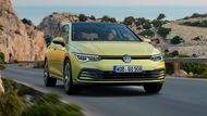 Golf Limited začíná na 529 900 korunách s 81kW litrovým tříválcem, oproti klasické výbavě Life je to dokonce o 105 tisíc korun méně. Ve výbavě přitom nechybí nouzové brzdění, udržování jízdního pruhu, třízónová automatická klimatizace, adaptivní tempomat, digitální budíky, rádio s desetipalcovou obrazovkou, parkovací senzory vpředu i vzadu, vyhřívaná přední sedadla nebo litá kola. Na výběr jsou celkem tři benzinové motory včetně mildhybridů.