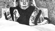 Čtrnáctý dalajlama, celým jménem Džampal Ngawang Lozang Ješe Tändzin Gjamccho, byl korunován v necelých pěti letech v roce 1940. Podle tibetské tradice je dalajlama "vyvoleným", který se už po staletí převtěluje. Tändzina objevila skupina mnichů jako čtrnácté takové převtělení.