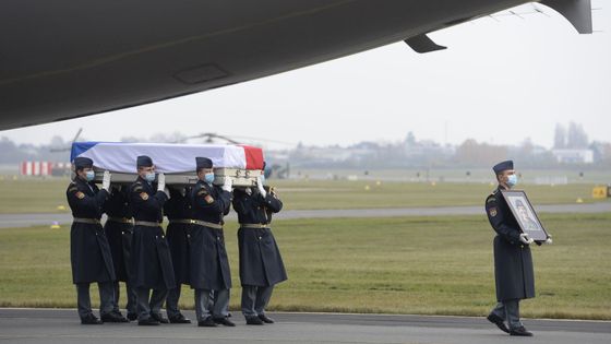 Poslední rozloučení s Michaelou Tichou na vojenském letišti v Kbelích.