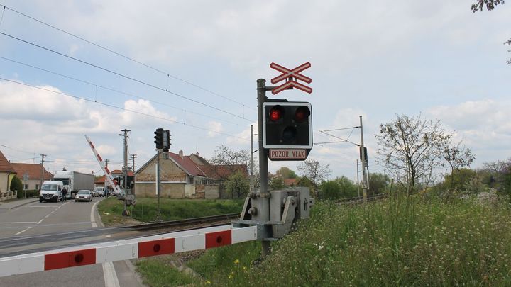 Na Rakovnicku se srazila dodávka s vlakem, několik zraněných