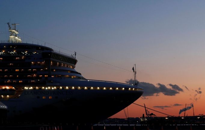 Výletní loď Diamond Princess v karanténě.