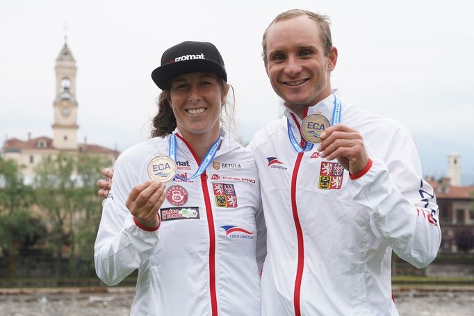 Kateřina Minařík Kudějová a Vít Přindiš se zlatými medailemi za extrémní slalom na ME ve vodním slalomu.