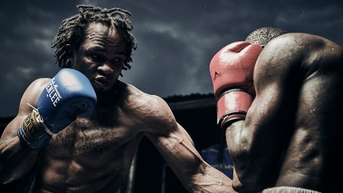 Fotograf Ray Demski vytvořil působivou sérii snímků, zachycující boxerský zázrak v ghanské Accře.