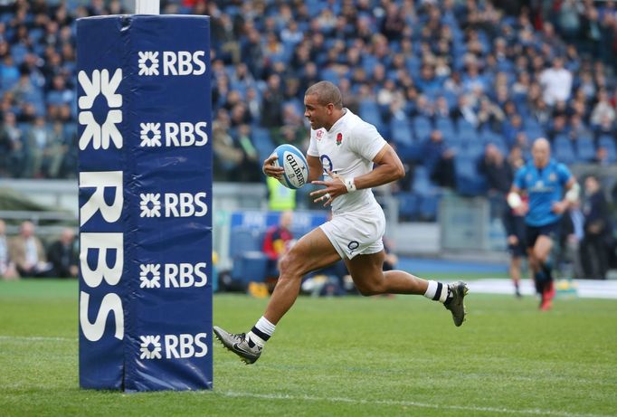 Angličan Jonathan Joseph běží položit trojku v zápase Six Nations s Itálii.