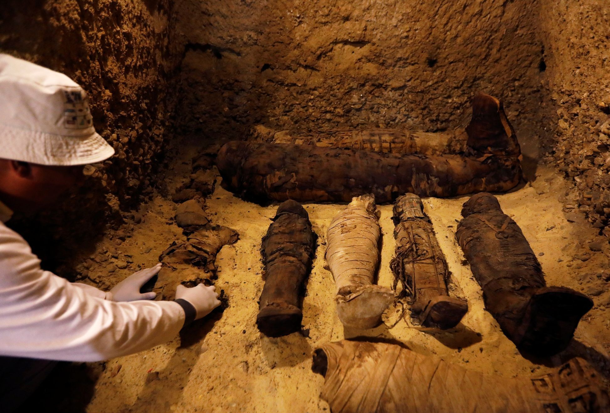 Archeologové objevili v egyptské provincii Mínjá jižně od Káhiry starověké pohřební komory, ve kterých se nachází asi 40 mumií různé velikosti i pohlaví.