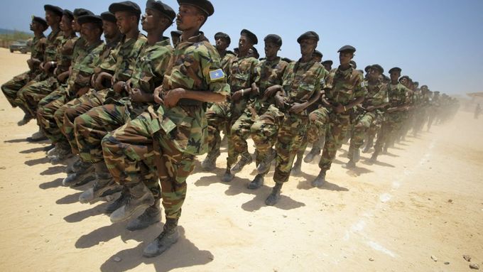 Somálská armáda už se cvičí, ale zatím ovládá jen Mogadišo. K místům, kde sídlí piráti, to má zatím dost daleko.