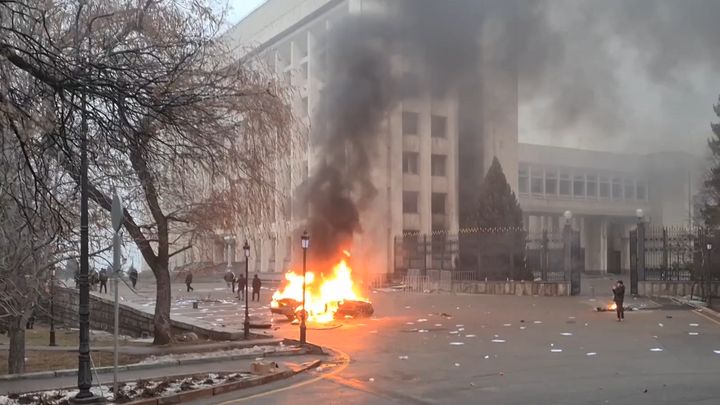 Rusko posílá vojáky do Kazachstánu potlačit povstání. První výsadkáři už tam přistáli; Zdroj foto: Reuters