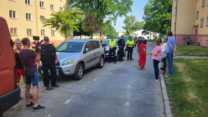"Úplná ptákovina". Primátor Karviné se vyfotil, jak s policií kontroluje byty chudých