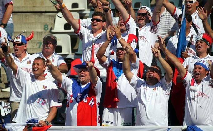 Český tenista Tomáš Berdych v semifinálovém utkání Davis Cupu 2012 s Argentincem Carlosem Berlocqem.