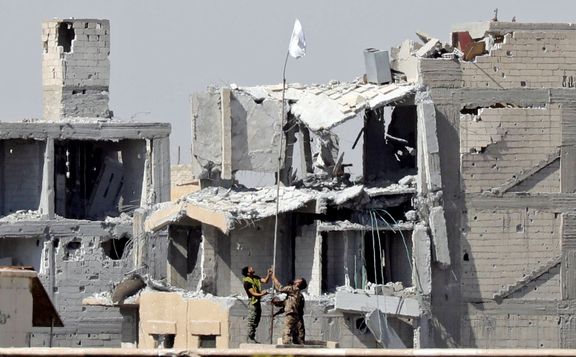 Bojovníci SDF vztyčili bílou vlajku nedaleko nemocnice, kterou dosud ovládal IS.