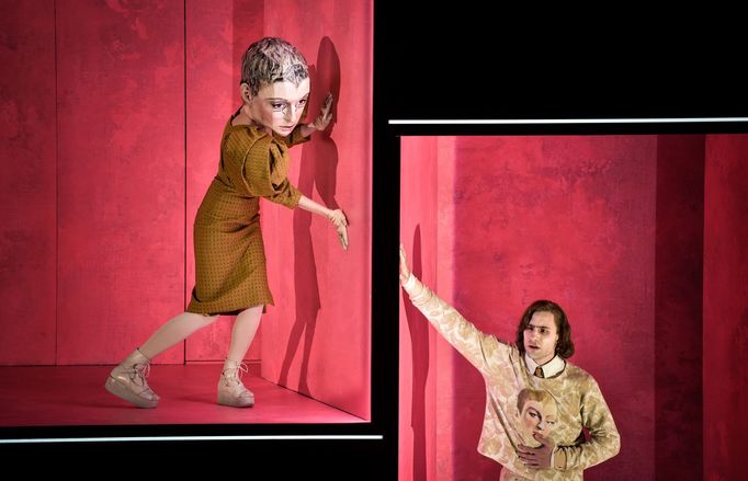 Julia Windischbauerová jako Alžběta, královna anglická a Jeremy Mockridge jako Mortimer, Pauletův synovec.