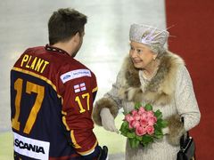 Setkání s pravým anglickým sportovcem udělalo královně evidentně radost.