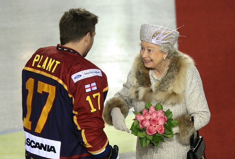 Královna Alžběta II. na hokeji