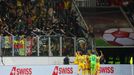 Fotbalisté Rumunska oslavují Valentina Mihaila, jenž jim dvěma góly v 89. minutě a v nastavení zařídil remízu se Švýcarskem
