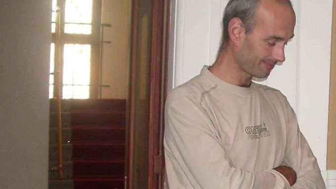 Na jevišti si převzal umělecký šéf souboru Jiří Seydler štafetový kolík od vydavatelky karlovarského časopisu Jitky Kulhánkové.