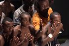 Video: La Putyka zkouší se rwandskými akrobaty. Doma mají místo trampolíny pneumatiku, říká režisér